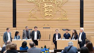 Auf dem Podium diskutieren (v. li. n. re.): Moritz Körner MdEP, Amanda Trieu, Dr. René Repasi MdEP, Michael Joukov MdL in Vertretung des erkrankten Michael Bloss MdEP, Dr. Andrea Wechsler, Leon Pohl, Jasmina Meis und Emil Sänze MdL in Vertretung von Joachim Kuhs MdEP