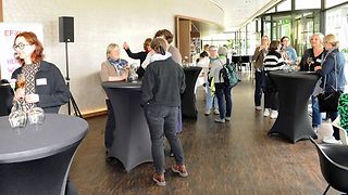 Austausch beim Stehempfang im Restaurant Plenum.