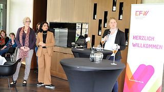 Saskia Ulmer (r.), stellvertretende Geschäftsführerin der EFW, stellt Fragen an Landtagspräsidentin Muhterem Aras und Ulrike Schnellbach.