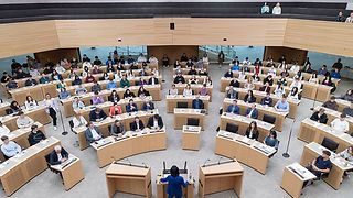 Landtagspräsidentin Aras bei ihrem Grußwort im Plenarsaal 