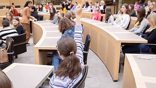 Schülerinnen im Plenarsaal