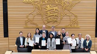 Gruppenbild der Preisträger mit Landtagspräsidentin Aras im Plenarsaal