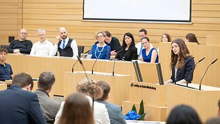 Jasmina Meis (Albertus-Magnus-Gymnasium Ettlingen) referiert über Demokratie und Werte