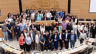 Gruppenbild im Plenarsaal mit allen Teilnehmern