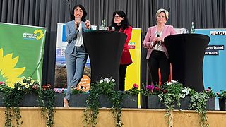 Landtagspräsidentin Aras mit Teilnehmerinnen auf dem Podium