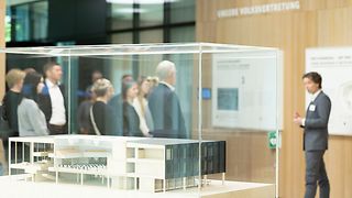 Vor der Preisverleihung lädt der Besucherdienst zu einer Führung durch den Landtag ein