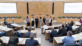 Gruppenbild der Preisträger mit Landtagspräsidentin Aras im Plenarsaal