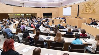 Europa in der Welt - Die EU in einer Welt voller Krisen lautet der Titel des Inputs von Leon Pohl (Albertus-Magnus-Gymnasium Ettlingen)
