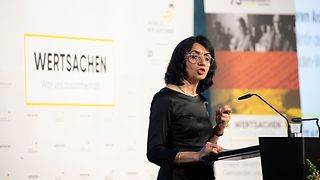 Muhterem Aras spricht am Rednerpult