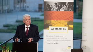 Joachim Gauck spricht am Rednerpult