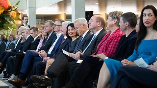 Vertreter aller Fraktionen, der Landeskirche und der Israelitischen Religionsgemeinschaften im Publikum.