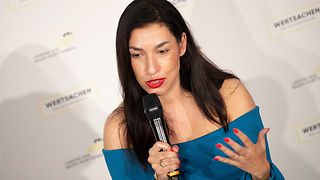 Tijen Onaran spricht auf dem Podium.