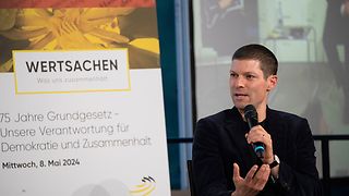 Dr. Ronen Steinke spricht auf dem Podium.