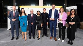 Gruppenfoto mit Podiumsgästen und Abgeordneten