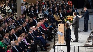 Drei Schauspieler auf der Bühne beim Sprechtheater.