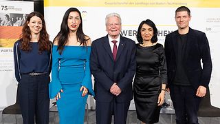 Gruppenfoto mit Podiumsgästen und Landtagspräsidentin Aras