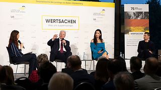 Die Podiumsgäste Gauck, Onaran und Dr. Steinke mit Moderatorin Köster.