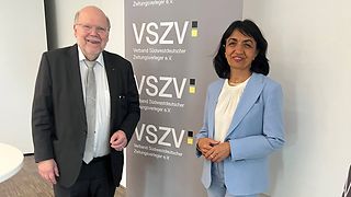 Frau Aras mit Verleger Valdo Lehari vor dem Aufsteller des Verbandes Südwestdeutscher Zeitungsverleger