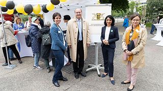 Landtagspräsidentin Aras mit Vertretern des Landesverfassungsgerichtshof vor der Staatsoper