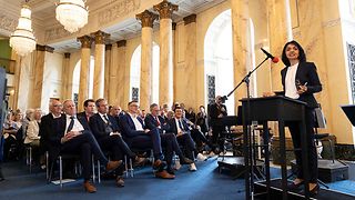 Landtagspräsidentin Aras spricht im Foyer der Staatsoper Stuttgart