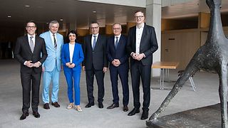 Die vier Fraktionsvorsitzenden Andreas Schwarz, Manuel Hagel, Andreas Stoch und Hans-Ulrich Rülke mit Landtagspräsidentin Aras und Rami Suliman