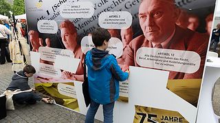 Eine Spielewand mit Puzzle-Teilen zu den Grundgesetzartikeln