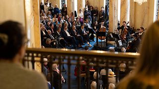 Gäste sitzen im Foyer der Staatsoper