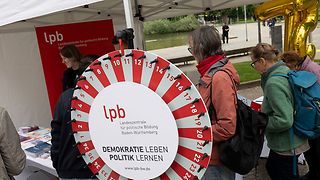 Der Stand der Landeszentrale für politische Bildung mit einem Glücksrad
