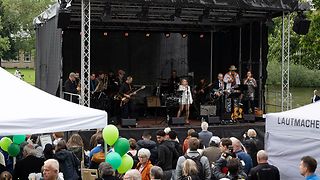 Eine Band spielt auf der Bühne vor der Staatsoper Stuttgart