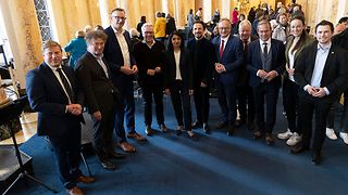 Landtagspräsidentin Aras mit Abgeordneten im Foyer der Staatsoper