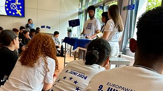 Landtagspräsidentin Aras mit Schülern