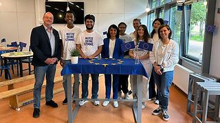 Abschluss mit dem Rektor der IGMH, Rainer Mickelat (l.), engagierten Lehrkräften und der Europa AG.