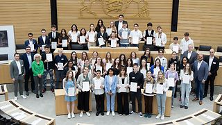 Gruppenbild mit Landtagspräsidentin Aras und Teilnehmern des Schülerwettbewerbs