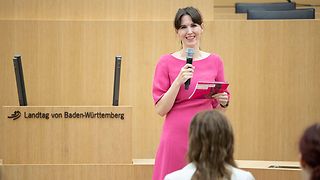 Dorothée Frei-Stahl bei der Moderierung der Erstpreisverleihung