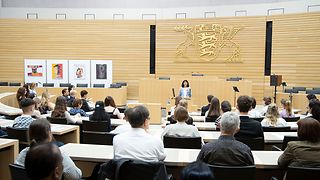 Landtagspräsidentin Aras spricht zu den Teilnehmern des Schülerwettbewerbs im Plenarsaal