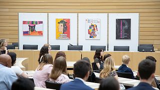 Plakate bringen zum Ausdruck, wie interkulturelles Zusammenleben gelingen kann.