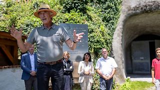 Oswald Burger, Vorstand der Dokumentationsstätte Goldbacher Stollen und KZ Aufkirch e.V, begrüßt die Gäste am Eingang zum Stollen.