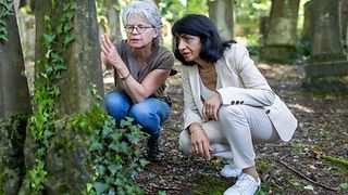Landtagspräsidentin Aras im Jüdischen Friedhof in Öhningen-Wangen
