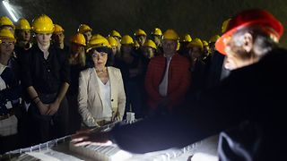 Landtagspräsidentin Aras wird beim Besuch in der unterirdischen Anlage vom Oberbürgermeister der Stadt Überlingen, Jan Zeitler, und rund 100 Schülerinnen und Schüler der Gymnasien Überlingen, St. Konrad Ravensburg und der Schule Schloss Salem begleitet.