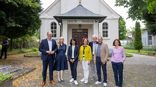 Landtagspräsidentin Aras vor der Theresienkapelle in Singen