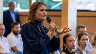 Eine Schülerin aus der Region stellt eine Frage