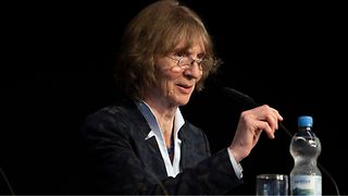 Prof. Aleida Assmann hält einen Fachvortrag über „Die Zukunft der Erinnerungskultur“.