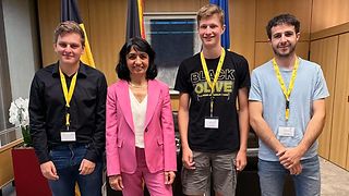 Quizgewinner stehen neben Landtagspräsidentin Aras im Büro