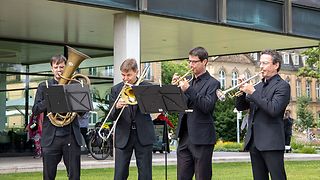 Band spielt vor dem Haus des Landtags