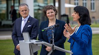 Bürgermeister Nopper, Bürgermeisterin Barseghian hören Landtagspräsidentin Aras bei ihrer Rede zu