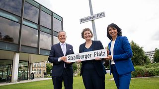 OB Stuttgart Nopper, OB Barseghian und Landtagspräsidentin Muhterem Aras halten in den Händen das Schild "Straßburger Platz"