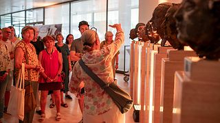 Kunstführung im Foyer mit den Bronzebüsten ehemaliger Landtagspräsidenten