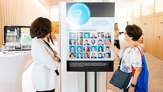 Der Stand des Hauptstaatsarchivs mit Bildern ehemaliger Abgeordneter