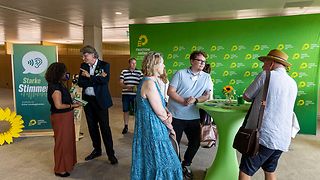 Der Stand der Fraktion GRÜNE mit verschiedenen Abgeordneten und Besuchern