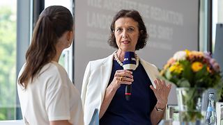 schi Strautmann (re.), Leiterin Multimediale Landespolitik Baden-Württemberg, gibt im Gespräch Einblicke in die Arbeit der SWR-Redaktion Landespolitik.